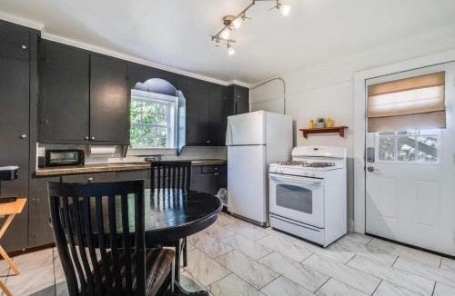 Freetown - Port Rico Apartment | Lafayette at Your Doorstep, Private RM