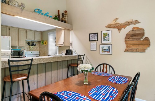 Harbor Springs Condo | Lake Access Retreat Near Harbor Springs
