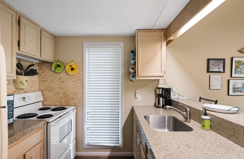 Harbor Springs Condo | Lake Access Retreat Near Harbor Springs