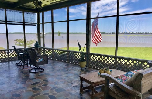 Gueydan House | Lake Arthur Nita Rest, a tranquil lake house