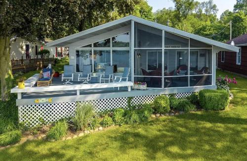 Fremont House | Lake Cabin Stay That Actually Feels Like a Getaway