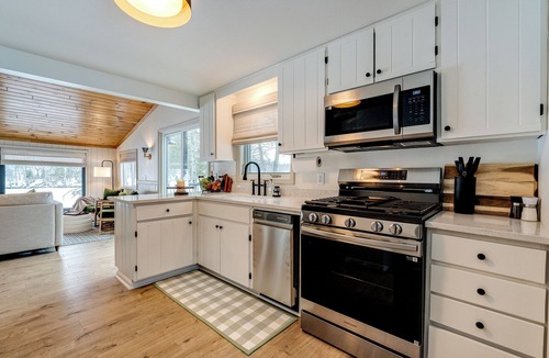 Hayward Cabin | Lake Front Cabin, Media/Game Room, Kayaks, Multi-level deck-NEWLY REMODELED