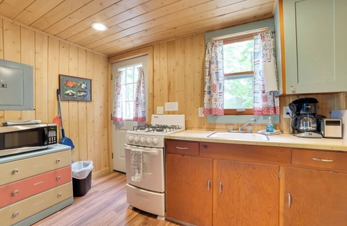 Cedarville Cabin | Lake Huron Shoreline Gem: Free Boats, Sandy Beach!