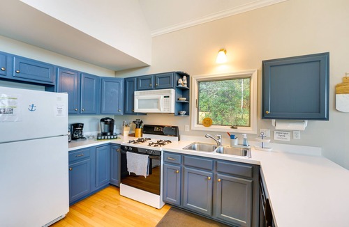 Applegate House | Lake Huron Vacation Rental w/Private Beach!