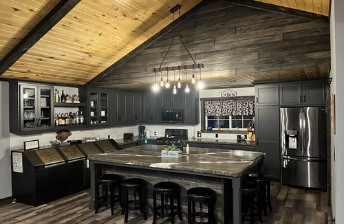 Tomahawk Condo | Lake Nokomis Elegant Home-Family Friendly
