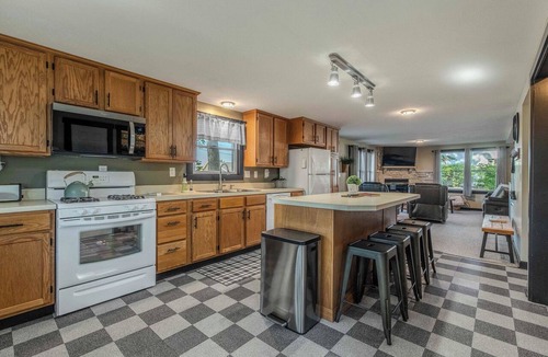 Syracuse House | Lake View Lodge on Dewart Lake/1 mile from Blue Barn Berry Farm/kayaks!
