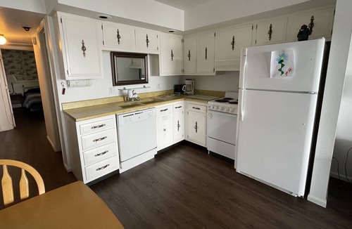 Syracuse Condo | Lake Wawasee Condo with Pool