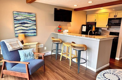 Onekama Condo | Lakefront 1 bdrm—Pool & Hot Tub—Lake Michigan Access—2 Kayaks Provided!