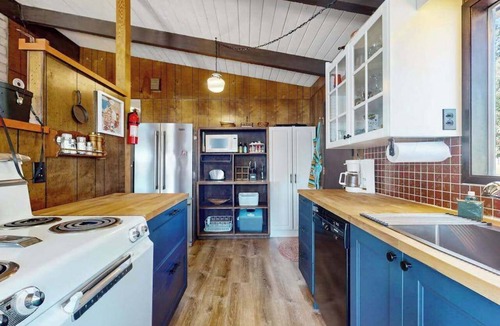 Chelan House | Lakefront 1BR with large deck, grill, & fast WiFi