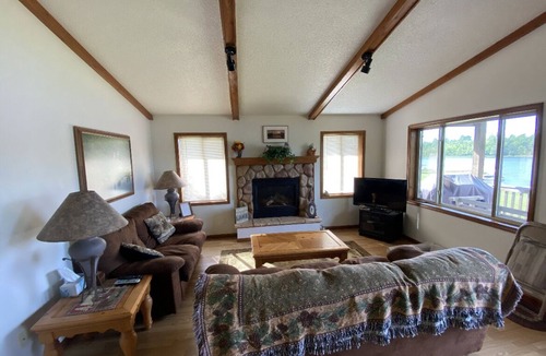 Loretto Cabin | Lakefront 4 Bedroom Cabin