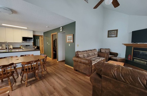 Upson House | LAKEFRONT 5-bedroom Chateau Getaway at Whitecap Mountains Resort Units 2 & 4