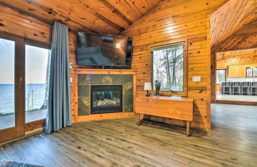 Applegate House | Lakefront Applegate Retreat w/Private Beach!