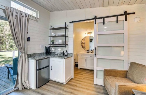 Cherokee Apartment | Lakefront cabin for couples with*private hot tub*