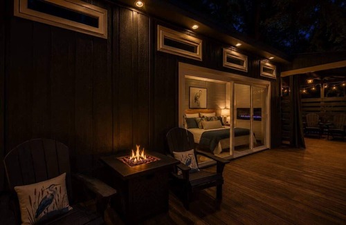 Cherokee Apartment | Lakefront cabin for couples with*private hot tub*