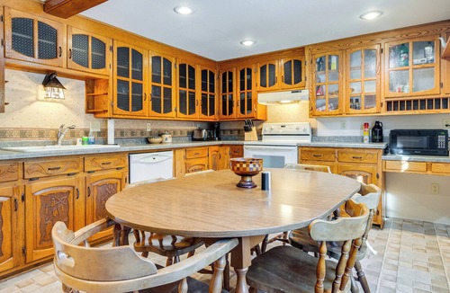 Krakow Cottage | Lakefront Cabin w/Shared Beach in Cecil!
