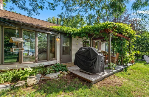 Sturgeon Bay Cabin | Lakefront Cabin with Game Room and Great Fishing