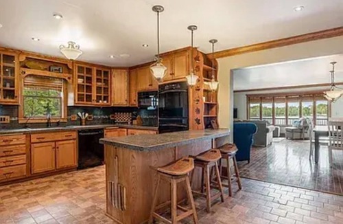 Six Lakes House | Lakefront Charming 3-bedroom house at Six Lakes with AC and Heat