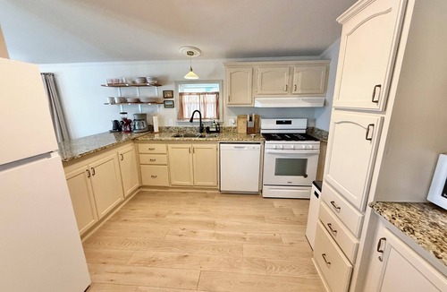 Fremont House | Lakefront Cottage- Newly Renovated 3BR Retreat