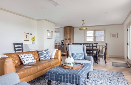 Glenn House | Lakefront Cottage with Hot Tub & Beach Access