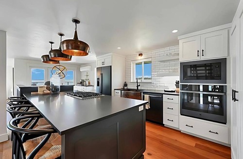 Green Bay Cottage | Lakefront Cottage with Nice Sights in Green Bay, Wisconsin