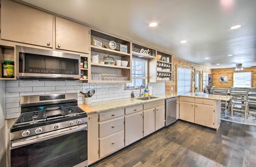 Lone Star House | Lakefront Daingerfield Retreat w/Shared Dock!