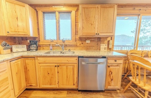 Crystal Falls Cabin | Lakefront Family Retreat—Kayaks, Trails & Very Limited Summer Dates!