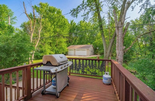 Lake Koshkonong House | Lakefront Fire Pit + Deck View Private Balcony