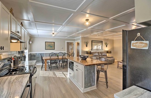 Greers Ferry Cottage | Lakefront Greers Ferry Cabin w/Covered Boat Slip!