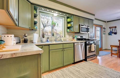 Hartland Cottage | Lakefront Hartland Cottage w/Patio & Fire Pits!