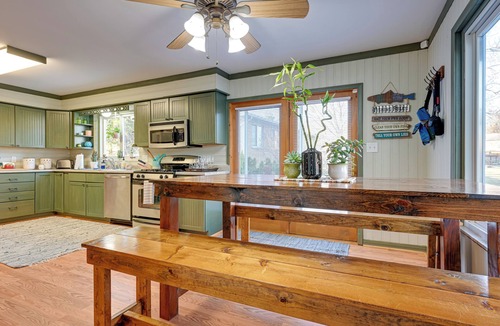 Hartland Cottage | Lakefront Hartland Cottage w/Patio & Fire Pits!