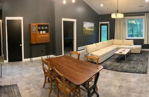 Wisconsin Dells House | Lakefront Hideaway Modern 2BR/2BA Home with Hot Tub Wisconsin Dells 5minutes