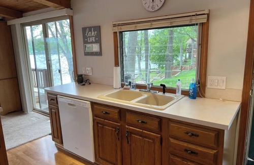 Lakeview House | Lakefront home away from home.n