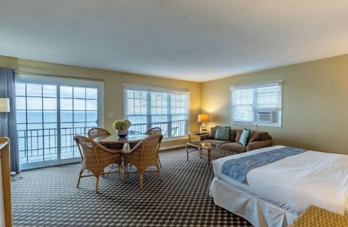 Whitehall Resort | Lakefront king bed, double bed and sofa sleeper