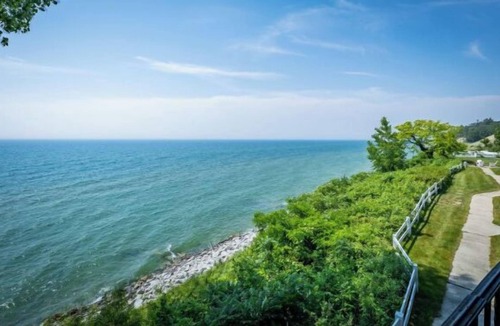 Whitehall Resort | Lakefront king bed, double bed and sofa sleeper