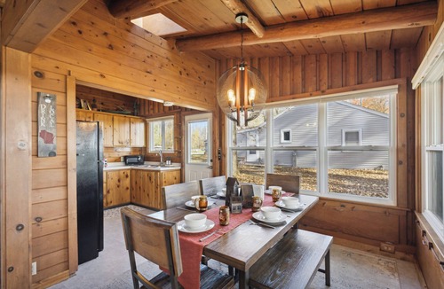 Little Suamico Cabin | Lakefront Log Cabin - Private Pier & 4 Kayaks!