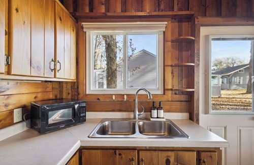 Little Suamico Cabin | Lakefront Log Cabin - Private Pier & 4 Kayaks!