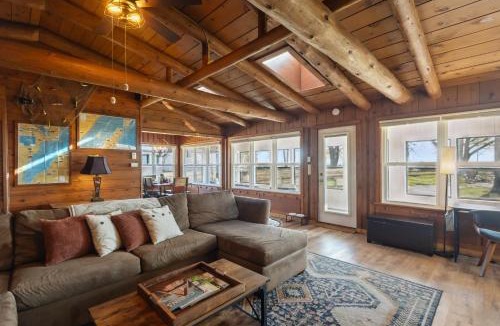 Little Suamico House | Lakefront Log Cabin - Kayaks & Outdoor Fireplace