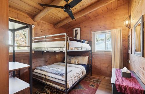 Little Suamico House | Lakefront Log Cabin - Kayaks & Outdoor Fireplace