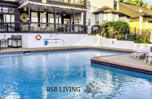 Rowlett Villa | Lakefront Luxe 6BR 4,5BA Holiday Home with Pool & Hot Tub