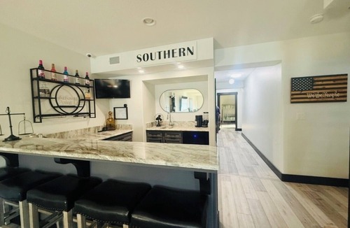 Ten Mile House | LAKEFRONT Master Suite, Master Bunk Rm. Spa, Game-Rm, Bar, Pool Table, Boat Dock