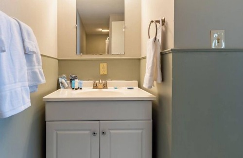 Whitehall Resort | Lakefront Queen Room with Twin sofa sleeper