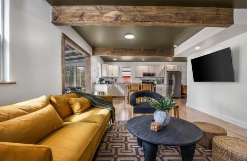 Charlevoix House | Lakefront Retreat, Mins to Dtown, Firepit, Hot Tub, Pet friendly!