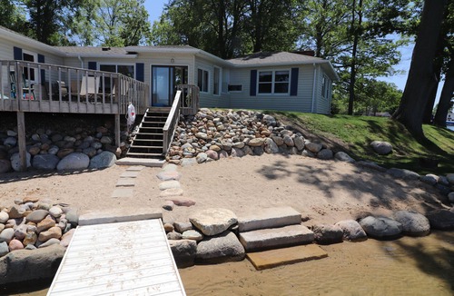Plainwell House | Lakefront Walkout Cottage, Beach, Dock, Kayaks, Sunsets on Pine Lake! 🐚🐟