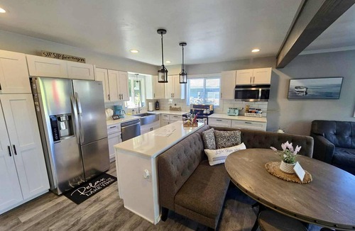 Ferrysburg House | Lakefront "Wine Down" Cottage