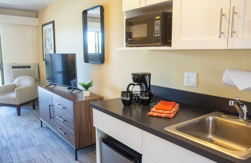 Foothills Hotel | Lakeshore Inn