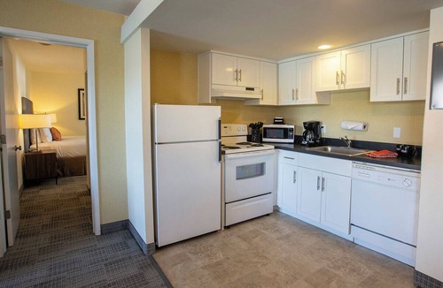 Foothills Hotel | Lakeshore Inn