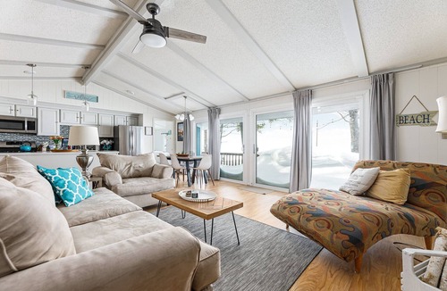 Williamsburg House | Lakeshore Lux - La Casa | Beach | Fireplace | AC