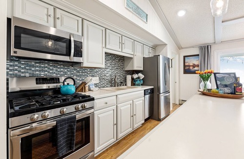 Williamsburg House | Lakeshore Lux - La Casa | Beach | Fireplace | AC