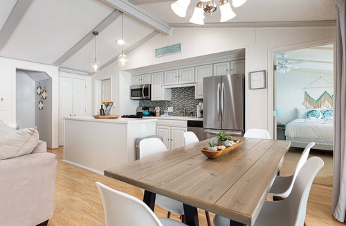 Williamsburg House | Lakeshore Lux - La Casa | Beach | Fireplace | AC