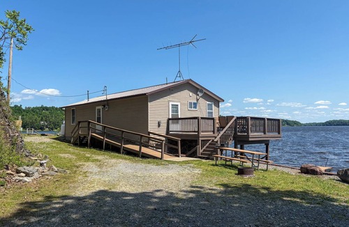 Hammond Cabin | Lakeside Lodge on Black Lake